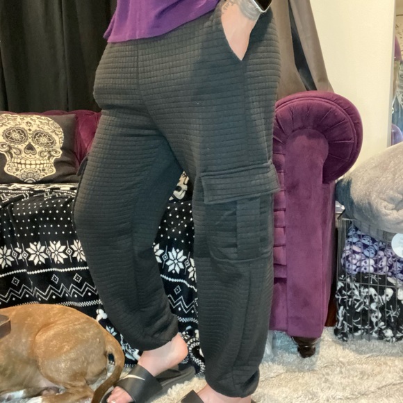 Black quilted high waisted cargo style joggers - Picture 4 of 16